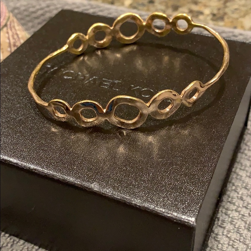 Women's Metallic Rose Carino Circle Bangle